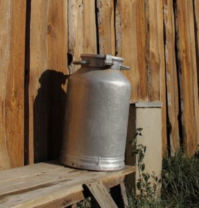 Une "boille" de lait, un terme qui désigne le conteneur métallique dans lequel est stocké le lait.